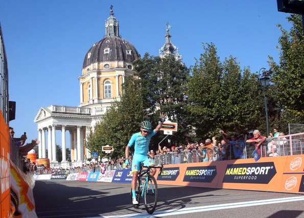 Miguel Angel Lopez vince la 97^ Milano Torino (Foto Ansa)